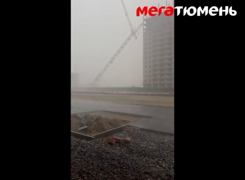 «У него остались жена и двое детей» — родные рассказали о мужчине, который погиб после падения башенного крана в Тюмени вчера «У него остались жена и двое детей» — родные рассказали о мужчине, который погиб после падения башенного крана в Тюмени вчера