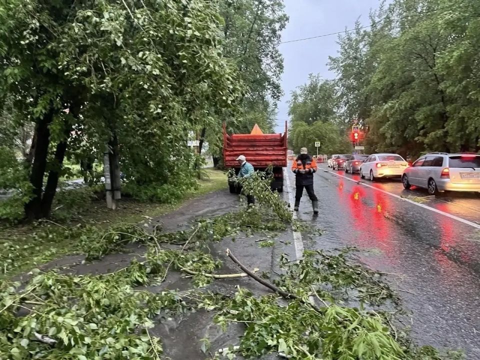 Накануне вечером после ураганного ветра и ливня на улицы Тюмени вышли коммунальщики Специалисты устраняют все последствия непогоды