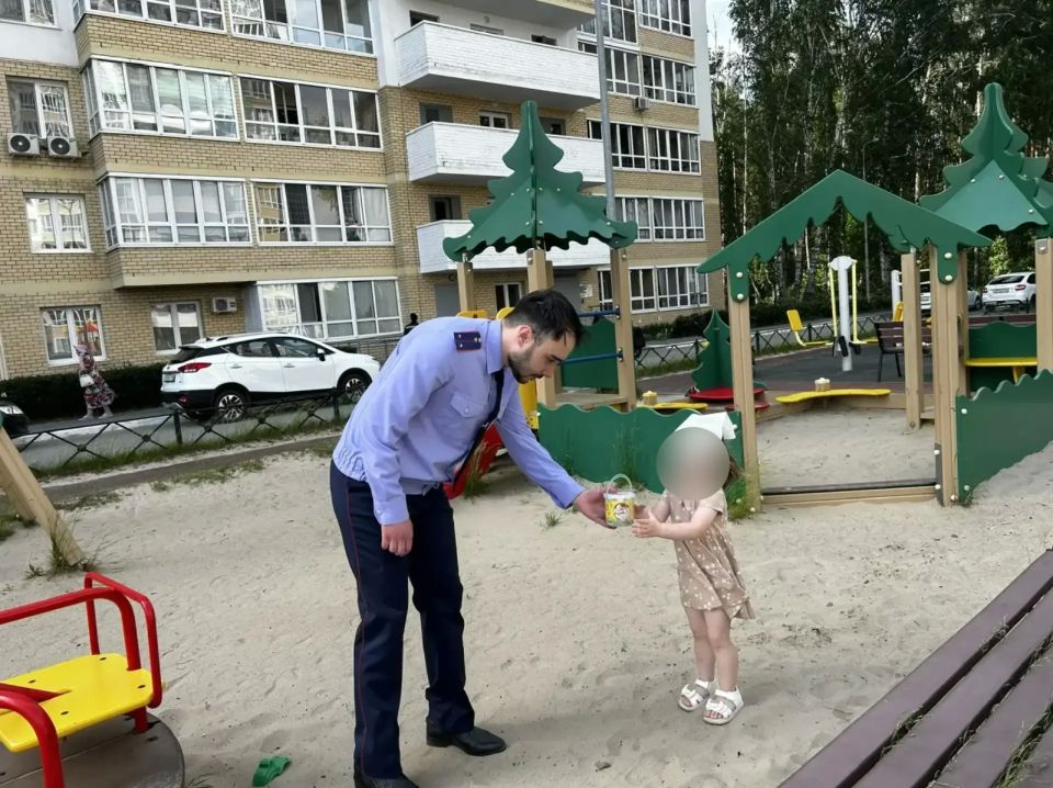 В преддверии Дня защиты детей сотрудники следственного управления СК России и руководитель молодежной организации "Юный следователь" подарили маленьким тюменцам подарки