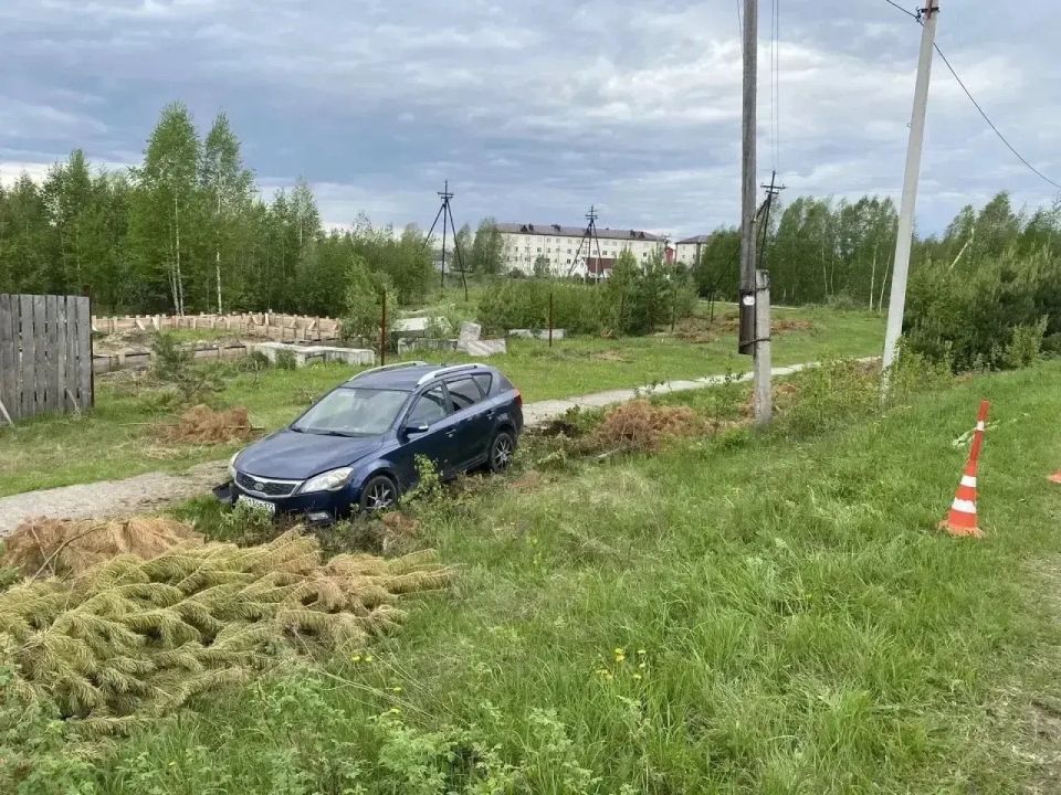 Фото на память в кювете: дама подшофе вылетела с дороги на иномарке Фото на память в кювете: дама подшофе вылетела с дороги на иномарке