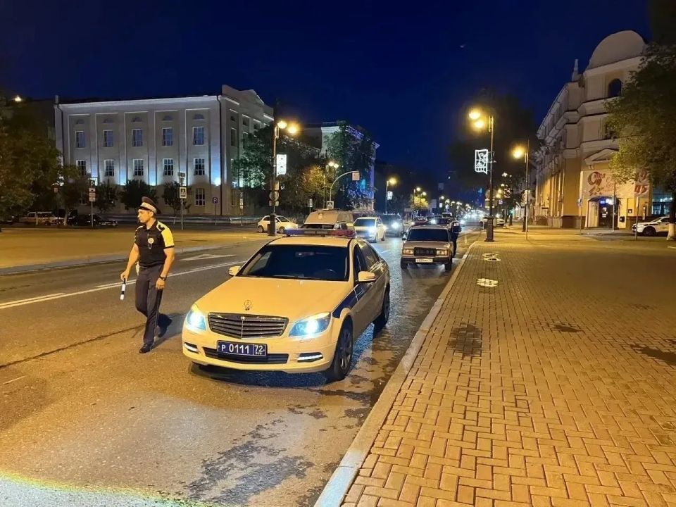 Восемь нарядов ДПС работали в центре Тюмени вчера вечером Восемь нарядов ДПС работали в центре Тюмени вчера вечером