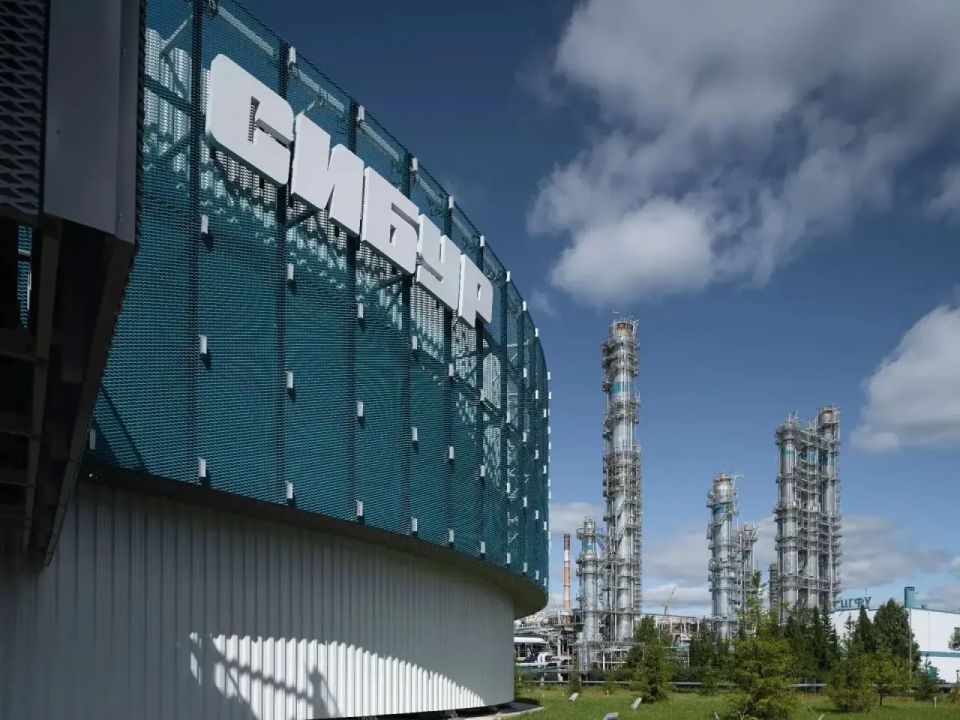 Губернатор поздравил работников химической и нефтехимической промышленности Губернатор поздравил работников химической и нефтехимической промышленности