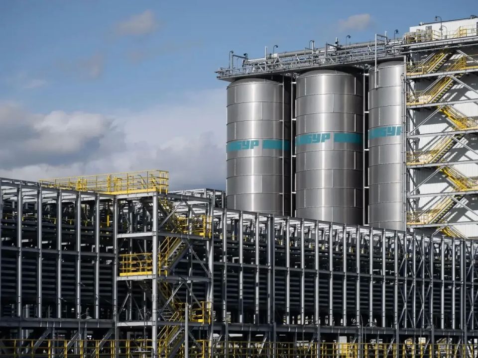 Губернатор поздравил работников химической и нефтехимической промышленности Губернатор поздравил работников химической и нефтехимической промышленности