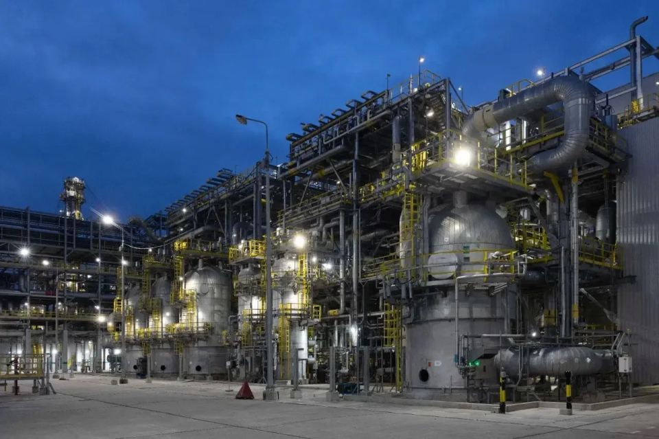Губернатор поздравил работников химической и нефтехимической промышленности Губернатор поздравил работников химической и нефтехимической промышленности