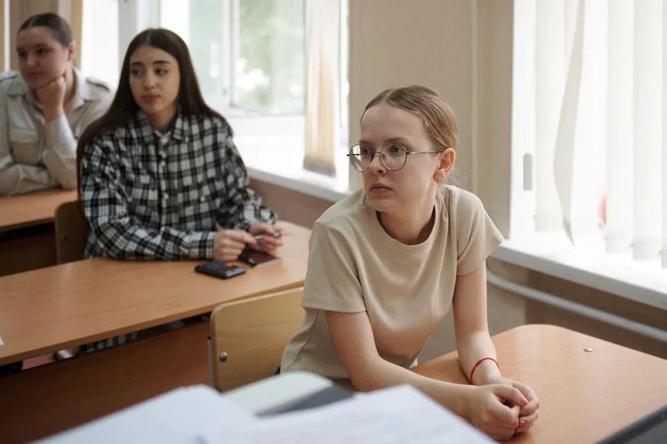 В эти минуты школьники сдают ЕГЭ по истории, литературе, химии В эти минуты школьники сдают ЕГЭ по истории, литературе, химии