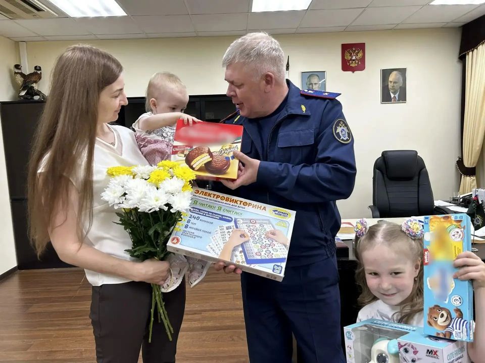 Руководитель следственного управления СК России по Тюменской области Александр Кубляков поздравил семью сотрудницы с Днем защиты детей Руководитель следственного управления СК России по Тюменской области Александр Кубляков поздравил семью сотрудницы с Днем защиты детей