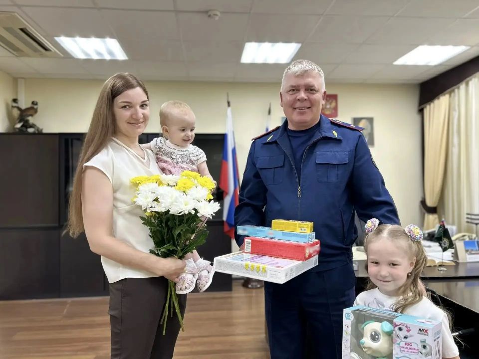 Руководитель следственного управления СК России по Тюменской области Александр Кубляков поздравил семью сотрудницы с Днем защиты детей Руководитель следственного управления СК России по Тюменской области Александр Кубляков поздравил семью сотрудницы с Днем защиты детей
