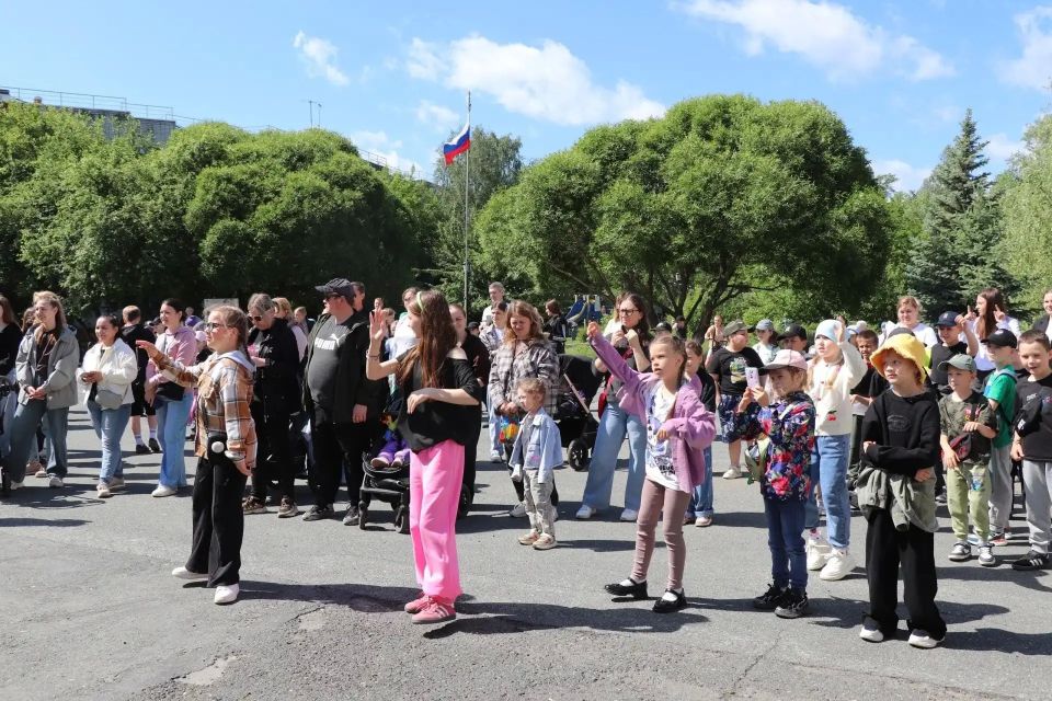 «В мире детства». Сегодня, в Международный день защиты детей, на площади Дома культуры «Поиск» прошла праздничная программа! Зажигательные ведущие, лучшие детские творческие коллективы, яркие номера –отличный старт лета!... «В мире детства». Сегодня, в Международный день защиты детей, на площади Дома культуры «Поиск» прошла праздничная программа! Зажигательные ведущие, лучшие детские творческие коллективы, яркие номера –отличный старт лета!...