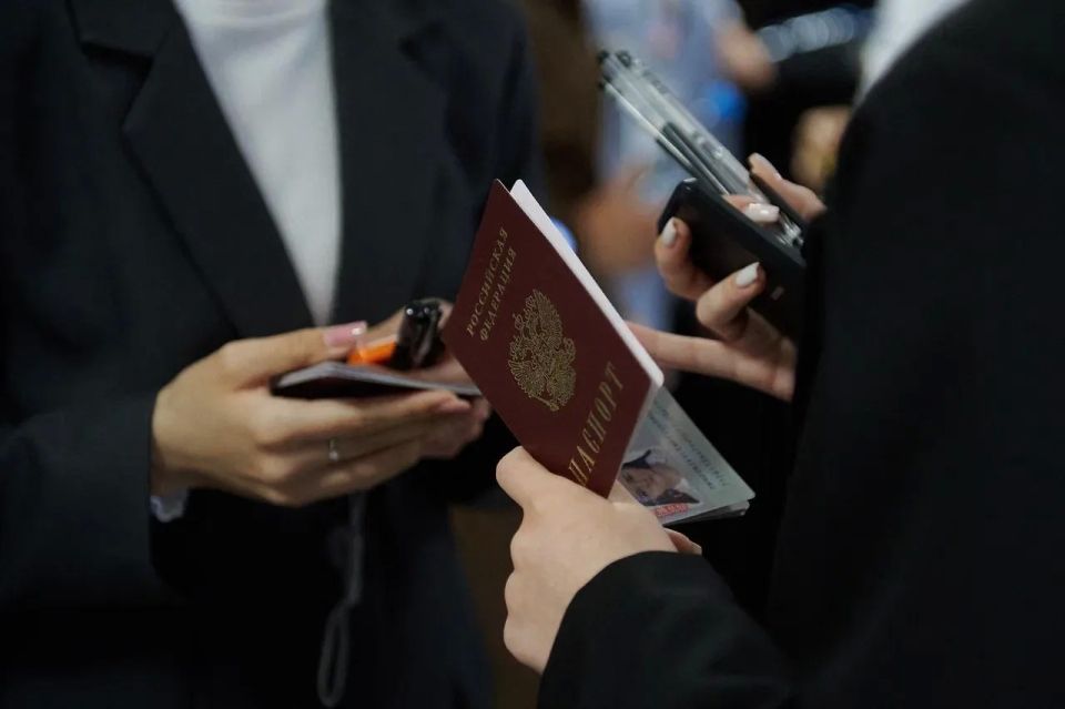 В эти минуты школьники сдают ЕГЭ по истории, литературе, химии В эти минуты школьники сдают ЕГЭ по истории, литературе, химии
