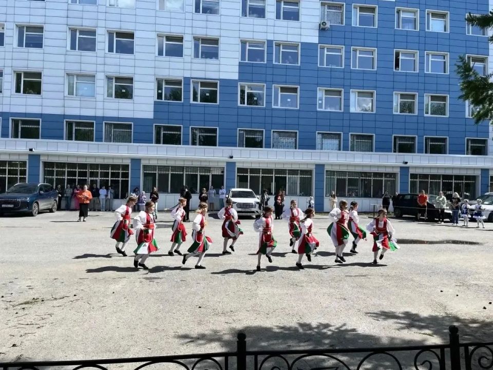 Первый день лета в Тюмени прошёл под знаком добра и творчества: «Авангард» и Областная клиническая больница № 2 подарили праздник детям