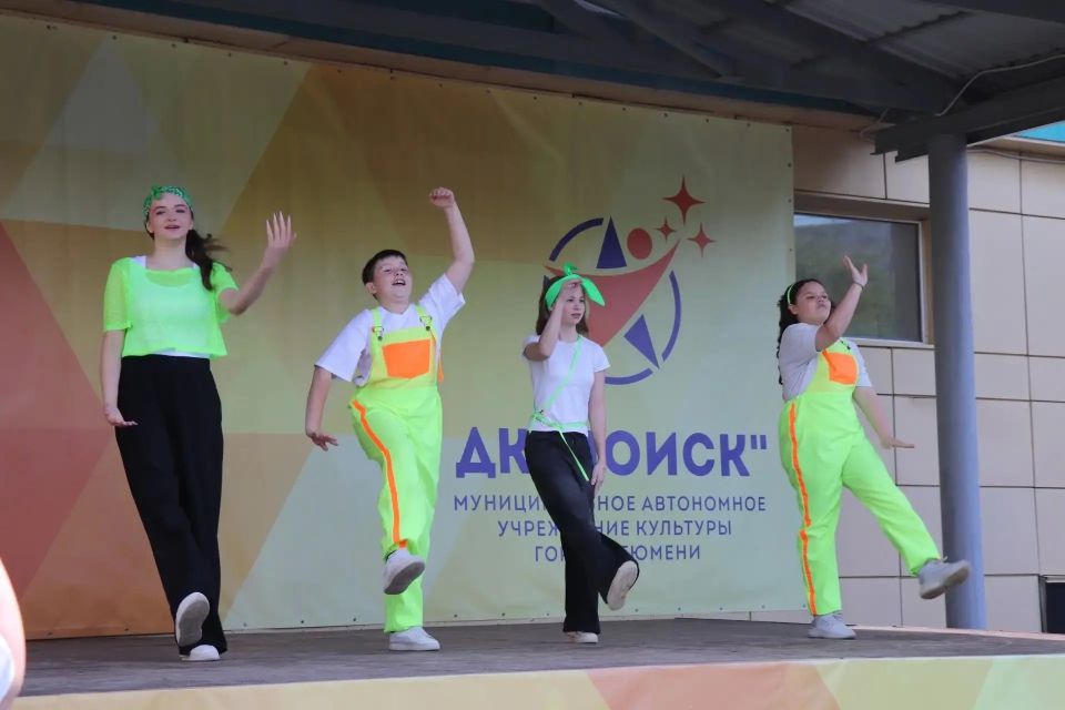 «В мире детства». Сегодня, в Международный день защиты детей, на площади Дома культуры «Поиск» прошла праздничная программа! Зажигательные ведущие, лучшие детские творческие коллективы, яркие номера –отличный старт лета!... «В мире детства». Сегодня, в Международный день защиты детей, на площади Дома культуры «Поиск» прошла праздничная программа! Зажигательные ведущие, лучшие детские творческие коллективы, яркие номера –отличный старт лета!...