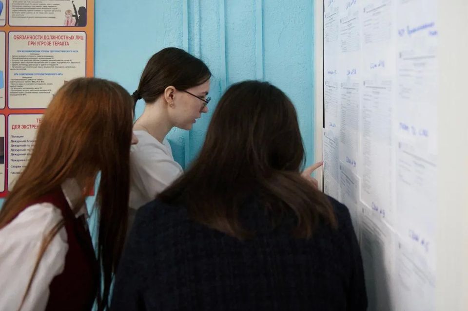 В эти минуты школьники сдают ЕГЭ по истории, литературе, химии В эти минуты школьники сдают ЕГЭ по истории, литературе, химии