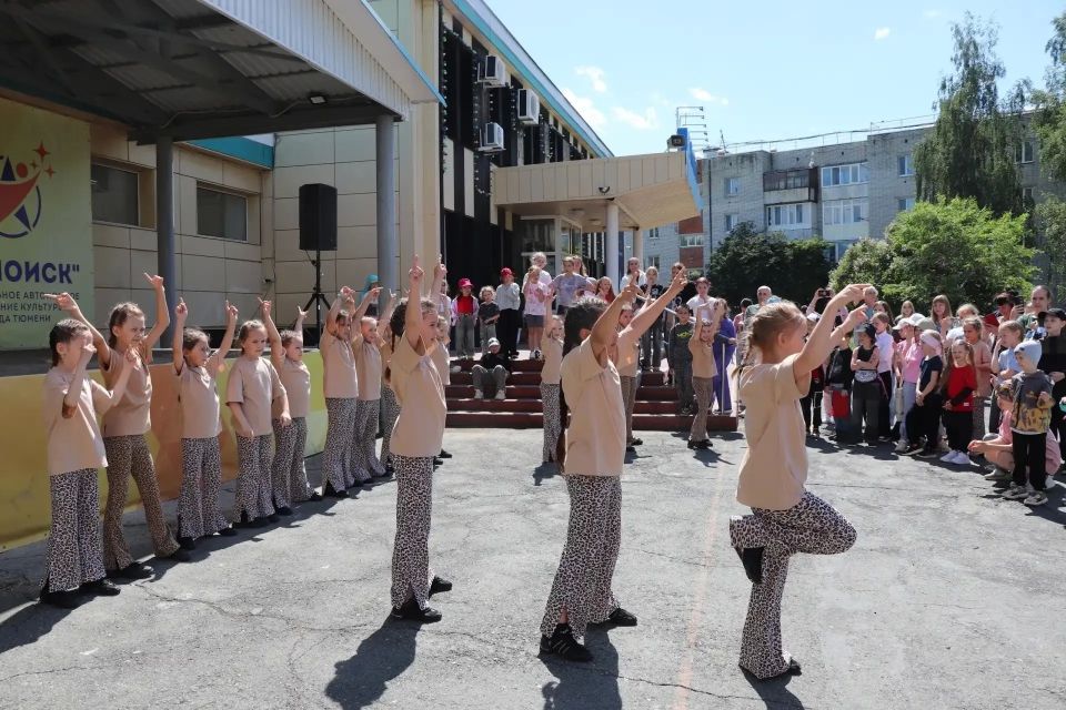 «В мире детства». Сегодня, в Международный день защиты детей, на площади Дома культуры «Поиск» прошла праздничная программа! Зажигательные ведущие, лучшие детские творческие коллективы, яркие номера –отличный старт лета!... «В мире детства». Сегодня, в Международный день защиты детей, на площади Дома культуры «Поиск» прошла праздничная программа! Зажигательные ведущие, лучшие детские творческие коллективы, яркие номера –отличный старт лета!...