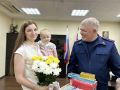 Руководитель следственного управления СК России по Тюменской области Александр Кубляков поздравил семью сотрудницы с Днем защиты детей