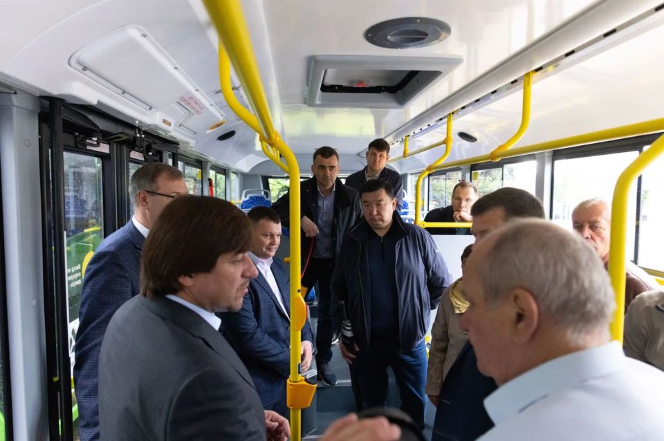 Девять новеньких из 30. Сегодня на Городской площади презентовали партию из 9 автобусов