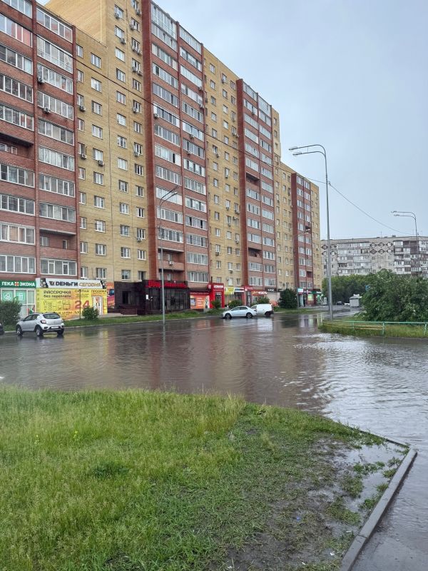 Воды — целое море!. — Это дорога к школе 94, 2 к - сейчас там организован детский лагерь