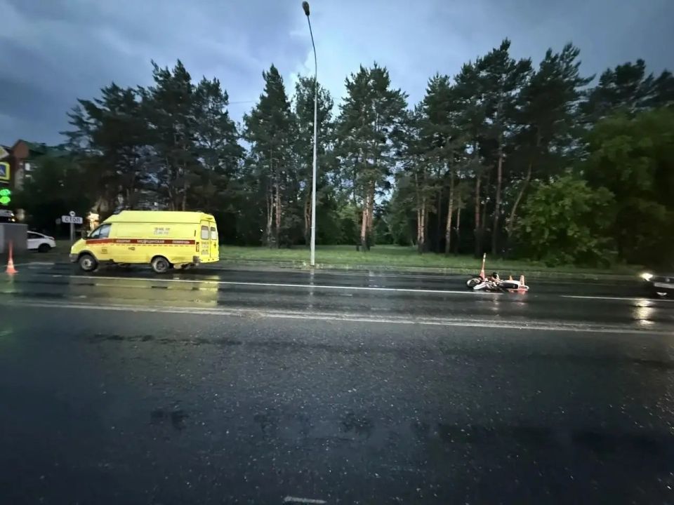 Подросток на питбайке в Тюмени влетел в «Скорую помощи» накануне вечером