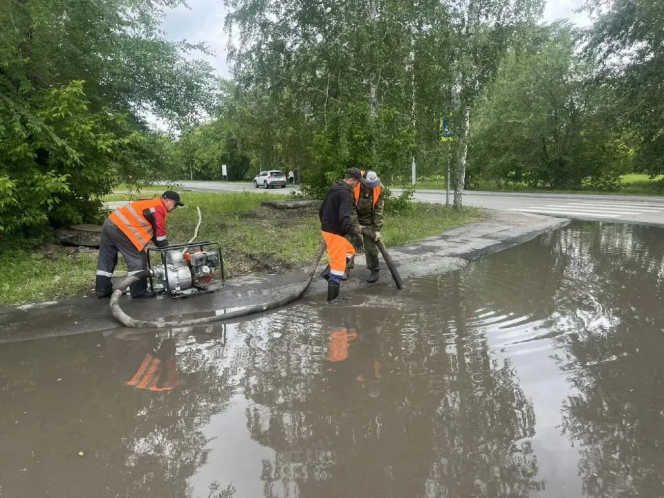 В Тюмени устраняют последствия утреннего ливня
