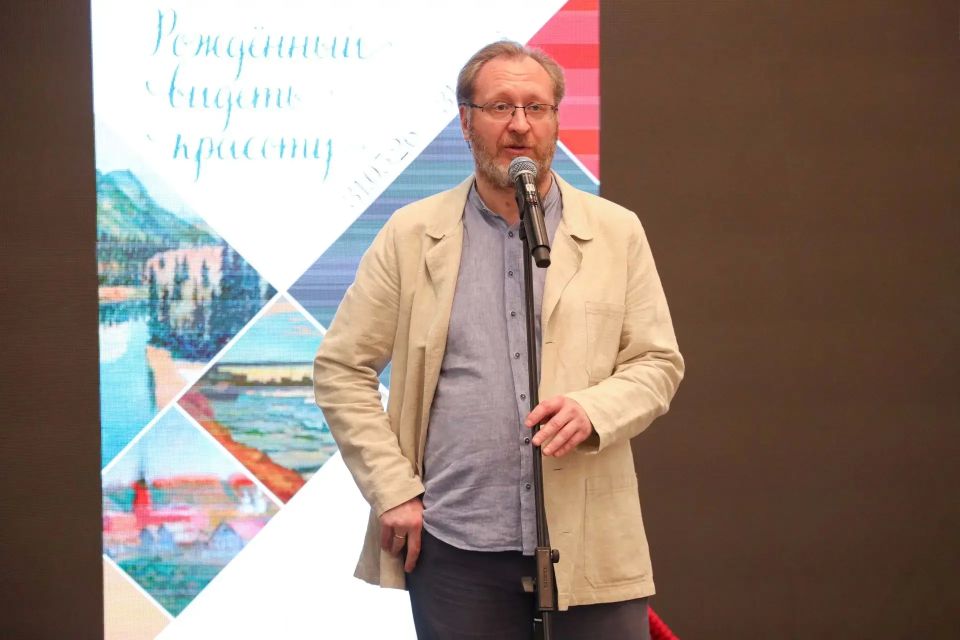 В рамках работы арт-резиденции «Ершовка» в Тобольском драматическом театре состоялось открытие художественной выставки «Рожденный видеть красоту» В рамках работы арт-резиденции «Ершовка» в Тобольском драматическом театре состоялось открытие художественной выставки «Рожденный видеть красоту»