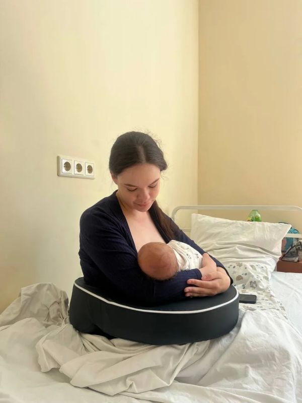 Секрет спокойного кормления: почему комфорт мамы так важен для малыша