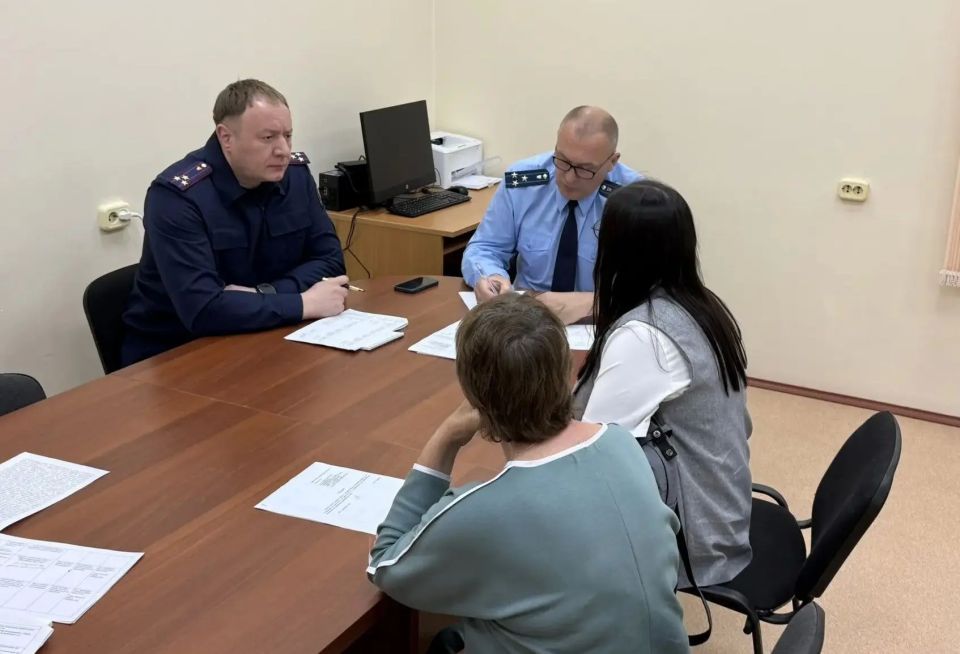 Заместитель прокурора Тюменской области совместно с первым заместителем руководителя регионального СУ СК России провел личный прием граждан в с. Уват Заместитель прокурора Тюменской области совместно с первым заместителем руководителя регионального СУ СК России провел личный прием граждан в с. Уват