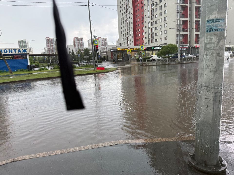 Воды — целое море!. — Это дорога к школе 94, 2 к - сейчас там организован детский лагерь Воды — целое море!. — Это дорога к школе 94, 2 к - сейчас там организован детский лагерь