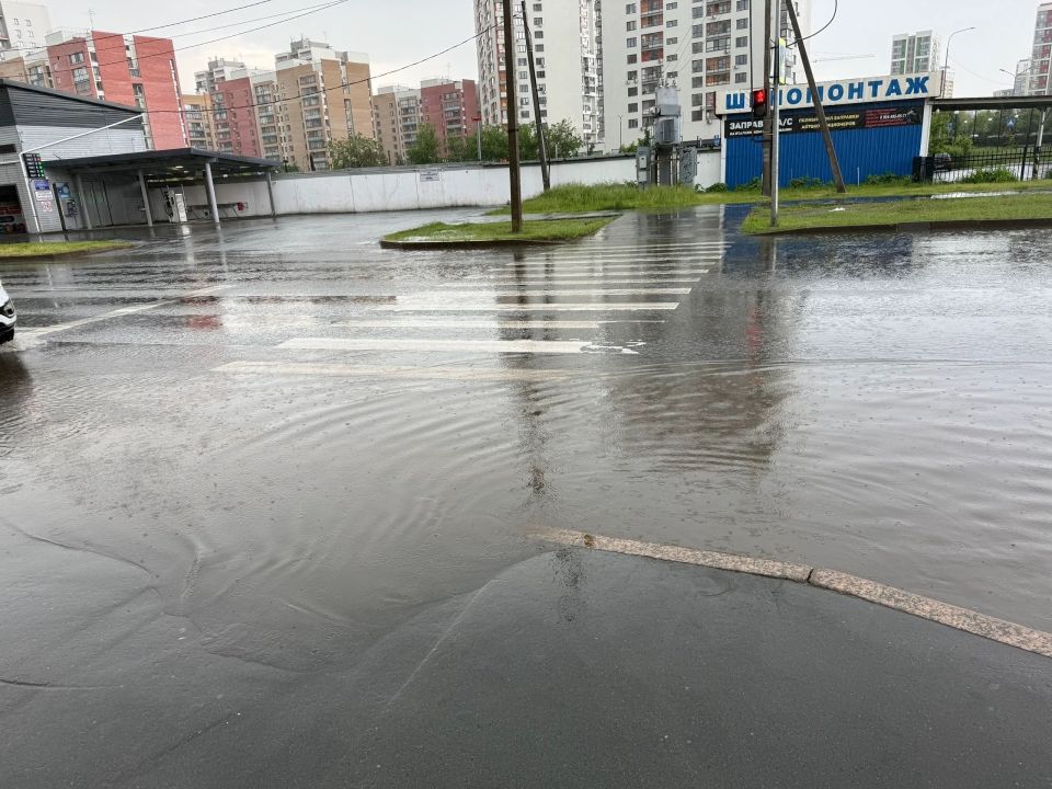 Воды — целое море!. — Это дорога к школе 94, 2 к - сейчас там организован детский лагерь Воды — целое море!. — Это дорога к школе 94, 2 к - сейчас там организован детский лагерь