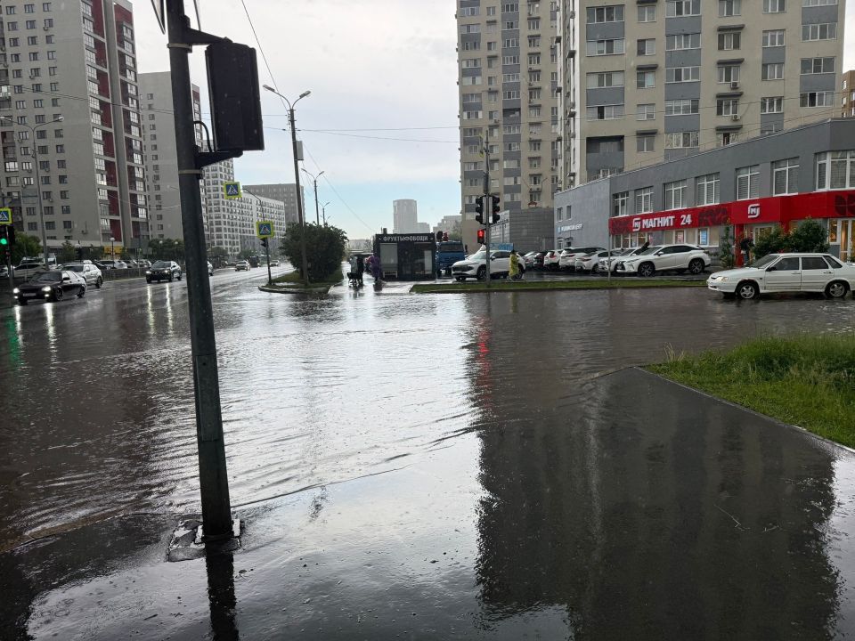 Воды — целое море!. — Это дорога к школе 94, 2 к - сейчас там организован детский лагерь Воды — целое море!. — Это дорога к школе 94, 2 к - сейчас там организован детский лагерь