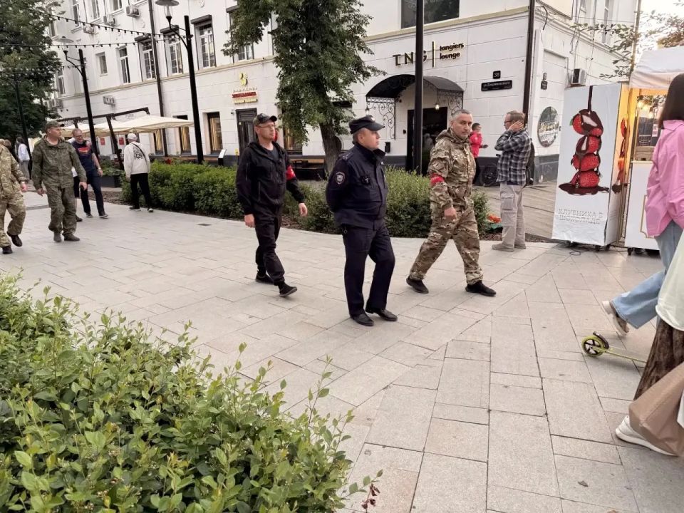С целью повышения уровня безопасности и комфортного пребывания граждан на территории популярной пешеходной зоны сотрудники полиции совместно с ДНД осуществляют патрулирование С целью повышения уровня безопасности и комфортного пребывания граждан на территории популярной пешеходной зоны сотрудники полиции совместно с ДНД осуществляют патрулирование