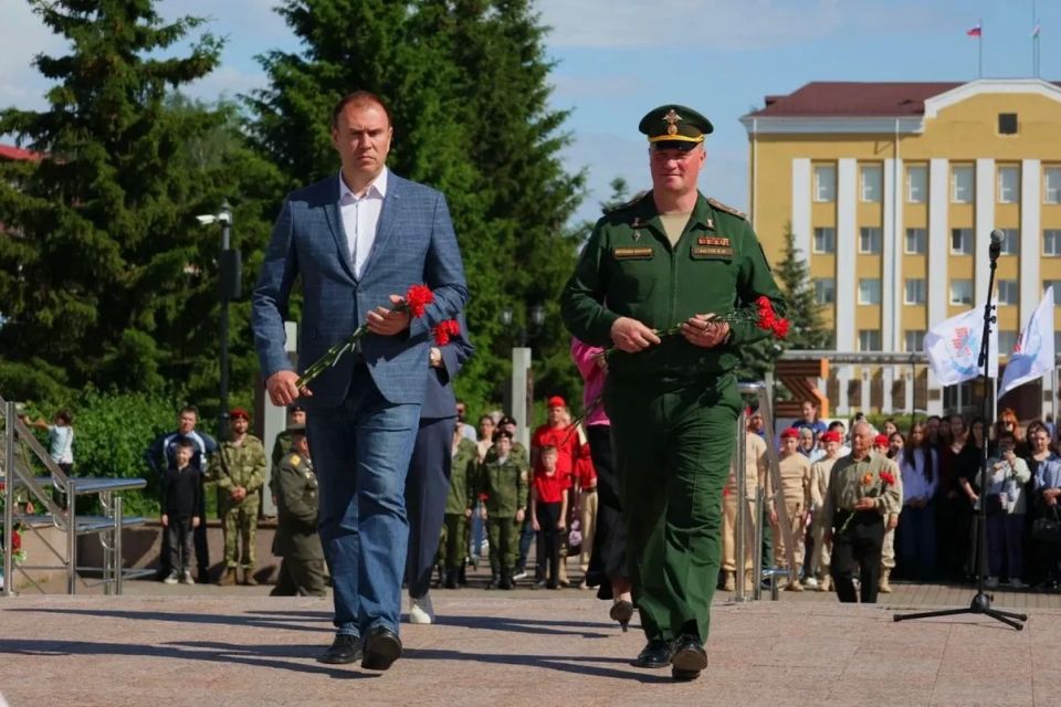 На берег Иртыша высадился настоящий мирный десант – офицеры и курсанты ТВВИКУ имени маршала А.И. Прошлякова На берег Иртыша высадился настоящий мирный десант – офицеры и курсанты ТВВИКУ имени маршала А.И. Прошлякова