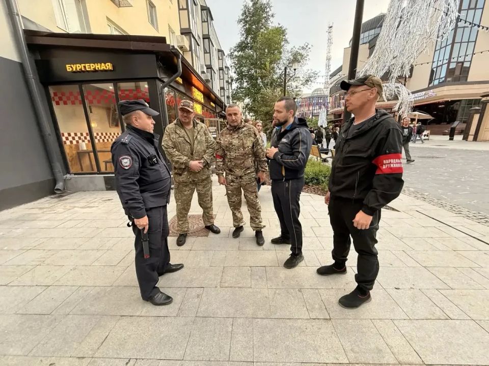 С целью повышения уровня безопасности и комфортного пребывания граждан на территории популярной пешеходной зоны сотрудники полиции совместно с ДНД осуществляют патрулирование С целью повышения уровня безопасности и комфортного пребывания граждан на территории популярной пешеходной зоны сотрудники полиции совместно с ДНД осуществляют патрулирование