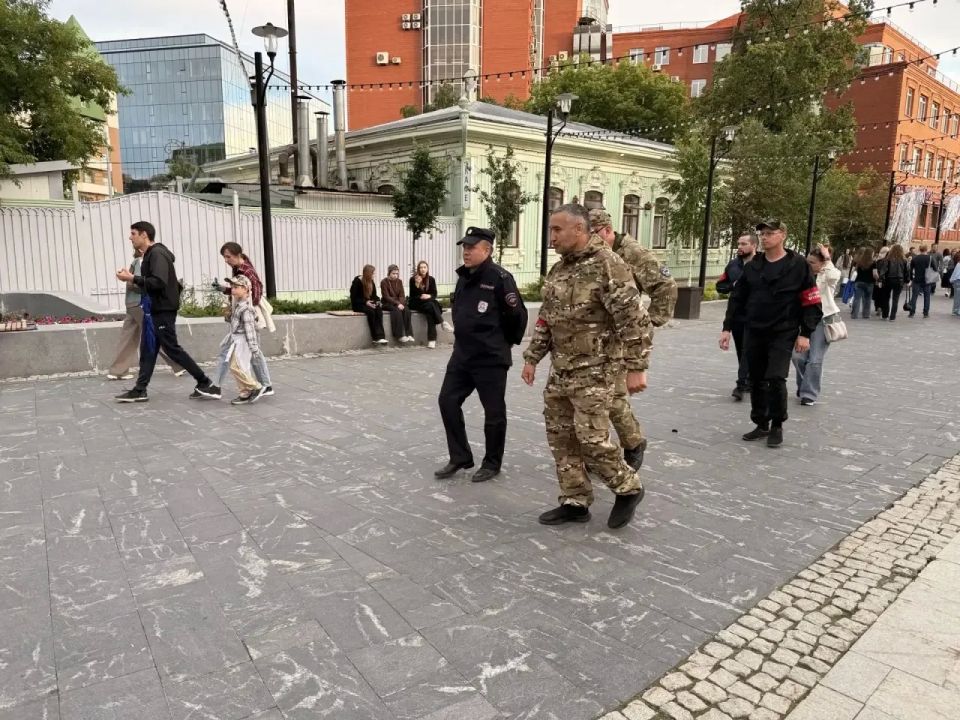 С целью повышения уровня безопасности и комфортного пребывания граждан на территории популярной пешеходной зоны сотрудники полиции совместно с ДНД осуществляют патрулирование С целью повышения уровня безопасности и комфортного пребывания граждан на территории популярной пешеходной зоны сотрудники полиции совместно с ДНД осуществляют патрулирование