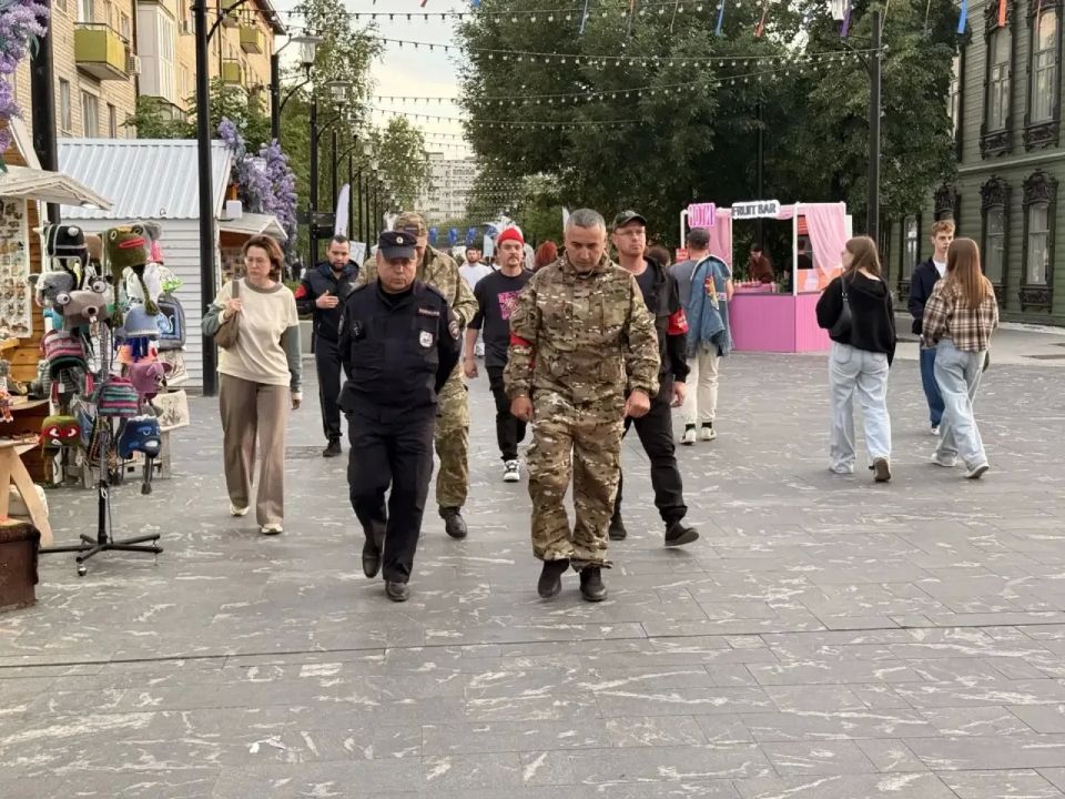 С целью повышения уровня безопасности и комфортного пребывания граждан на территории популярной пешеходной зоны сотрудники полиции совместно с ДНД осуществляют патрулирование С целью повышения уровня безопасности и комфортного пребывания граждан на территории популярной пешеходной зоны сотрудники полиции совместно с ДНД осуществляют патрулирование