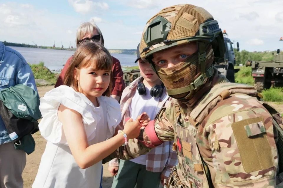 На берег Иртыша высадился настоящий мирный десант – офицеры и курсанты ТВВИКУ имени маршала А.И. Прошлякова На берег Иртыша высадился настоящий мирный десант – офицеры и курсанты ТВВИКУ имени маршала А.И. Прошлякова