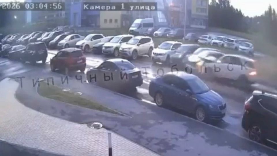 В Тобольске водитель влетел на своем автомобиле в припаркованные машины