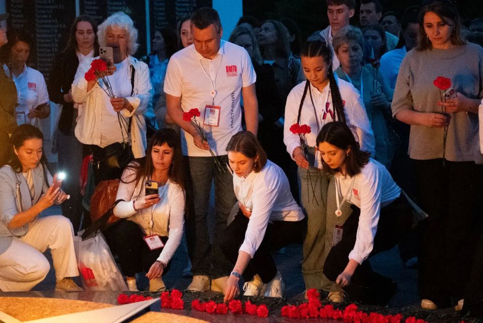Участники полуфинала конкурса «Быть, а не казаться» возложили цветы и гирлянды к «Вечному огню» в Тюмени Участники полуфинала конкурса «Быть, а не казаться» возложили цветы и гирлянды к «Вечному огню» в Тюмени