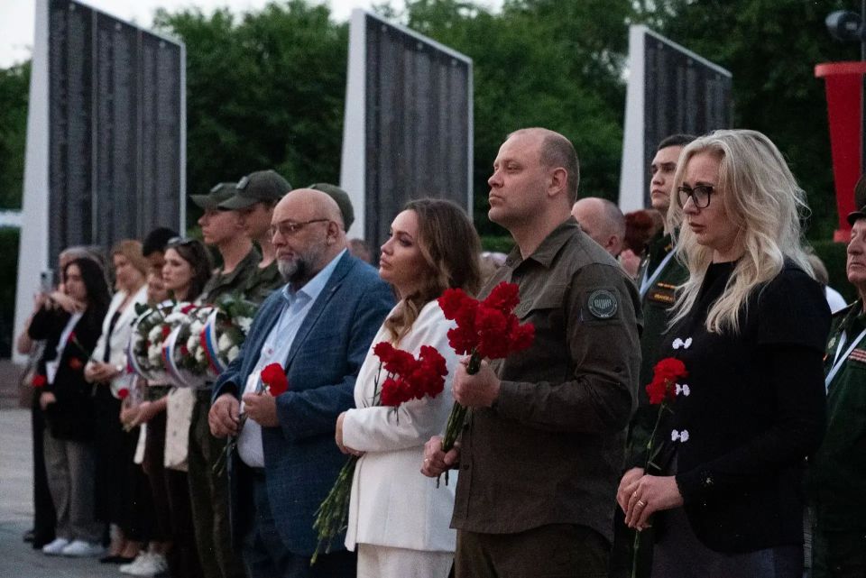 Участники полуфинала конкурса «Быть, а не казаться» возложили цветы и гирлянды к «Вечному огню» в Тюмени Участники полуфинала конкурса «Быть, а не казаться» возложили цветы и гирлянды к «Вечному огню» в Тюмени