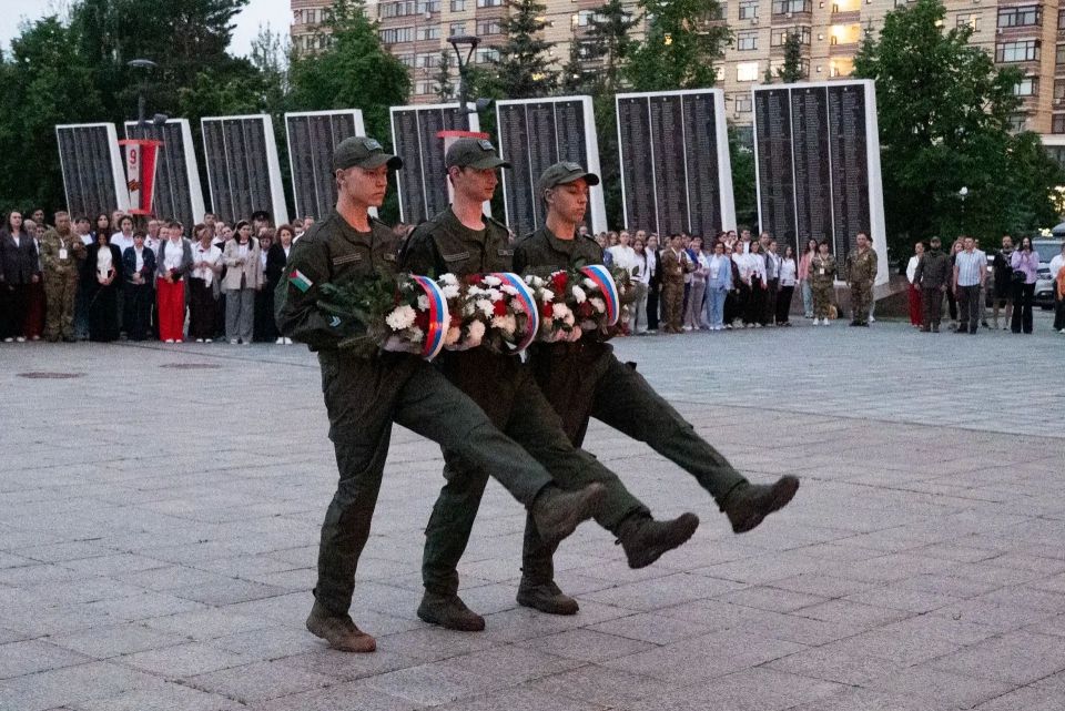 Участники полуфинала конкурса «Быть, а не казаться» возложили цветы и гирлянды к «Вечному огню» в Тюмени