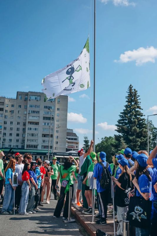 Максим Афанасьев: Юные тюменцы в ярких кепках и футболках разных цветов собрались сегодня на Городской площади, чтобы дать старт трудовому лету Максим Афанасьев: Юные тюменцы в ярких кепках и футболках разных цветов собрались сегодня на Городской площади, чтобы дать старт трудовому лету