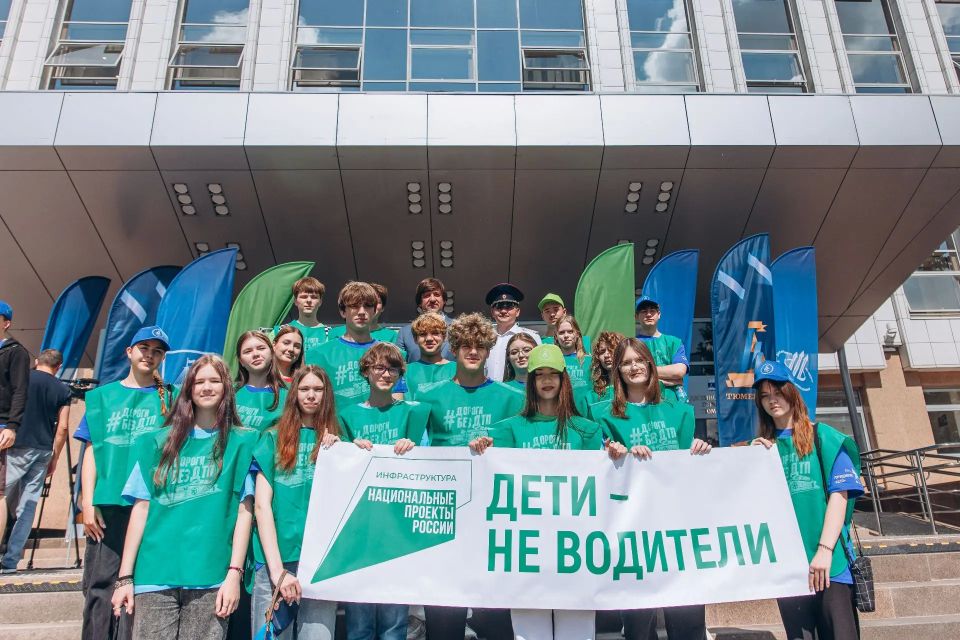 Максим Афанасьев: Юные тюменцы в ярких кепках и футболках разных цветов собрались сегодня на Городской площади, чтобы дать старт трудовому лету Максим Афанасьев: Юные тюменцы в ярких кепках и футболках разных цветов собрались сегодня на Городской площади, чтобы дать старт трудовому лету