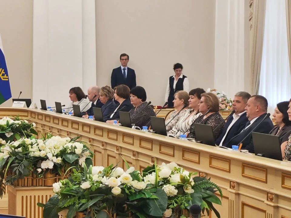 В Правительстве Тюменской области состоялось награждение сотрудников учреждений и организаций отрасли "Социальная политика"