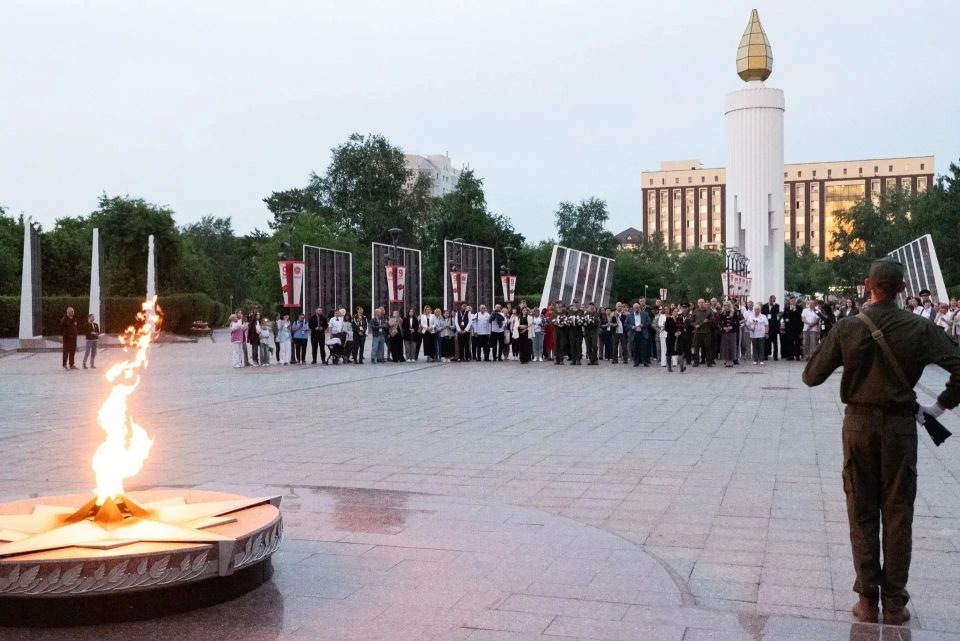 Участники полуфинала конкурса «Быть, а не казаться» возложили цветы и гирлянды к «Вечному огню» в Тюмени Участники полуфинала конкурса «Быть, а не казаться» возложили цветы и гирлянды к «Вечному огню» в Тюмени