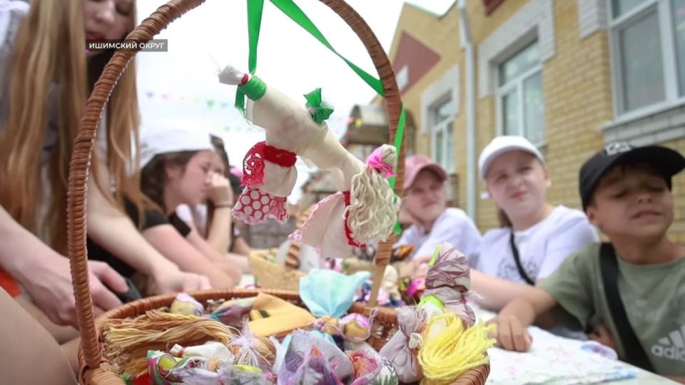 Около 5 000 детей Ишимского округа этим летом отдохнут и оздоровятся, не уезжая за пределы своего поселения Около 5 000 детей Ишимского округа этим летом отдохнут и оздоровятся, не уезжая за пределы своего поселения