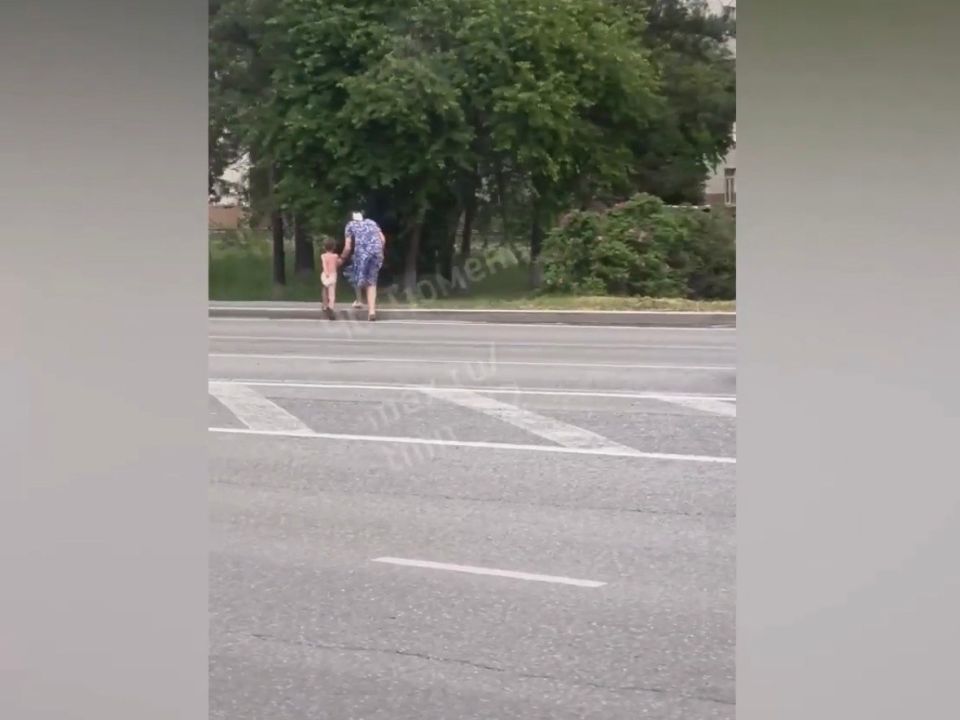 Накануне в Тюмени в районе Рощино ребенок без одежды выбежал на проезжую часть — никого из родителей рядом не было Накануне в Тюмени в районе Рощино ребенок без одежды выбежал на проезжую часть — никого из родителей рядом не было