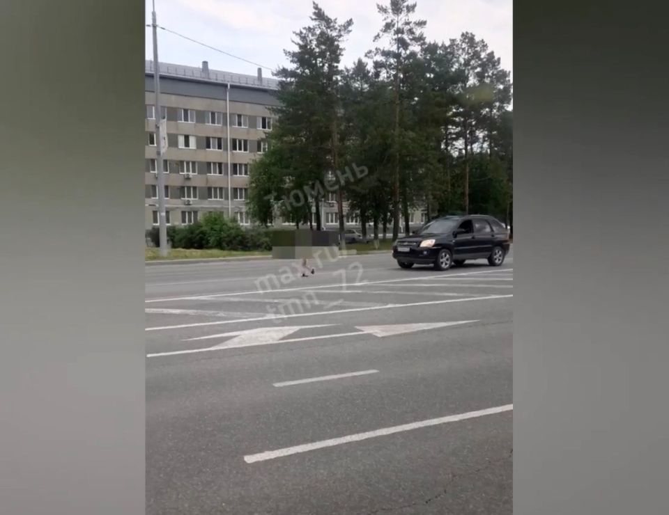 Накануне в Тюмени в районе Рощино ребенок без одежды выбежал на проезжую часть — никого из родителей рядом не было Накануне в Тюмени в районе Рощино ребенок без одежды выбежал на проезжую часть — никого из родителей рядом не было