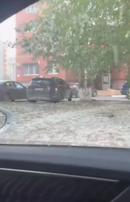 Ох уж этот пух… Тюменцы вновь пожаловались на тополиные «осадки» Ох уж этот пух… Тюменцы вновь пожаловались на тополиные «осадки»