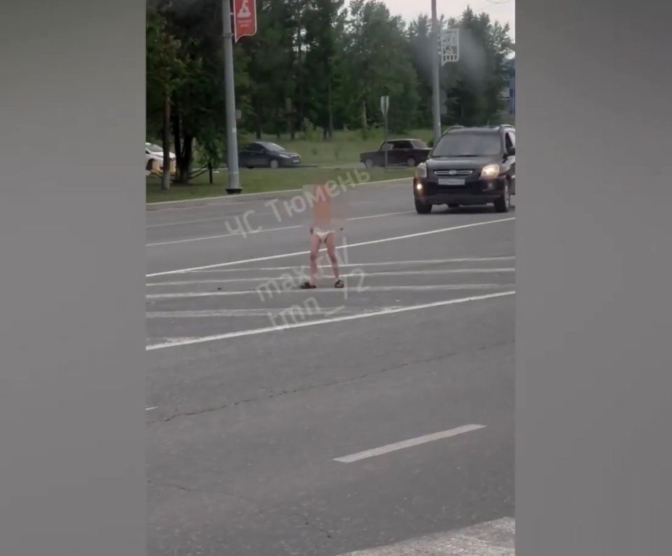 Накануне в Тюмени в районе Рощино ребенок без одежды выбежал на проезжую часть — никого из родителей рядом не было