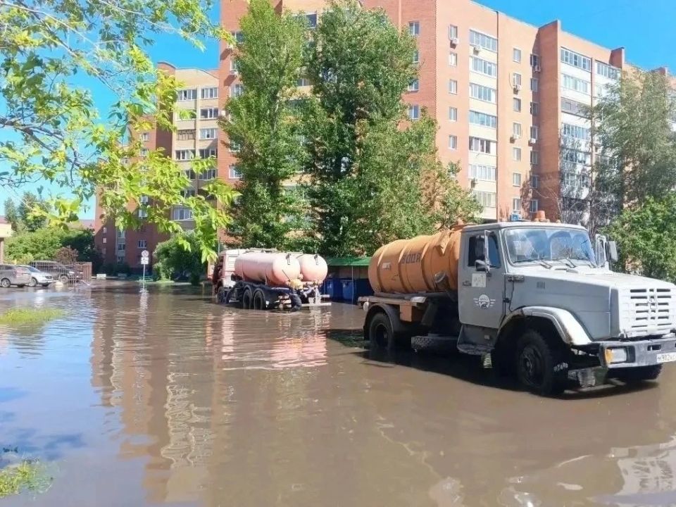 Мэр Тюмени прокомментировал жуткий ливень и дал объяснение, что коммунальщики уже во всю трудятся в городе Мэр Тюмени прокомментировал жуткий ливень и дал объяснение, что коммунальщики уже во всю трудятся в городе
