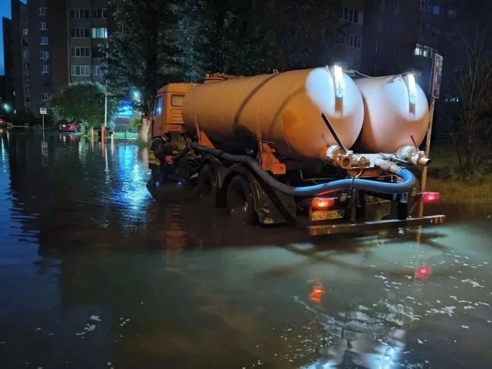 Мэр Тюмени прокомментировал жуткий ливень и дал объяснение, что коммунальщики уже во всю трудятся в городе Мэр Тюмени прокомментировал жуткий ливень и дал объяснение, что коммунальщики уже во всю трудятся в городе