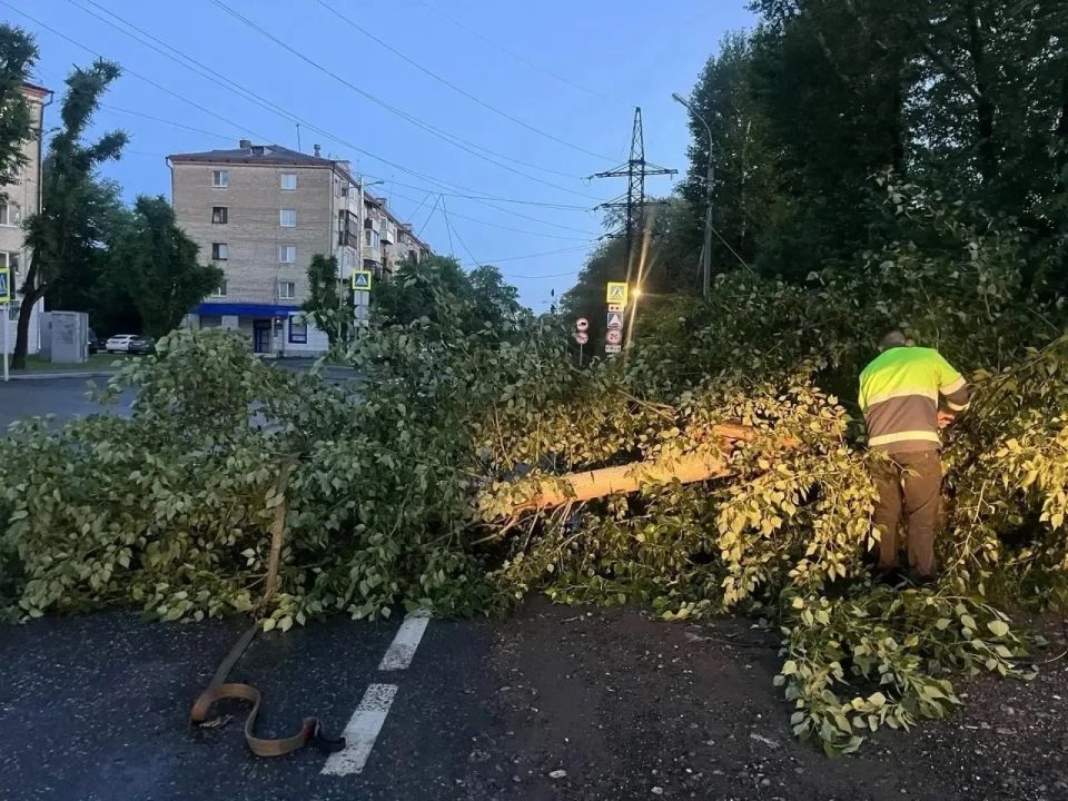 Мэр Тюмени прокомментировал жуткий ливень и дал объяснение, что коммунальщики уже во всю трудятся в городе Мэр Тюмени прокомментировал жуткий ливень и дал объяснение, что коммунальщики уже во всю трудятся в городе